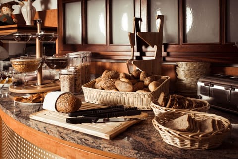 Daily buffet breakfast for a fee