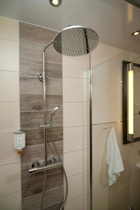 Double Room | Bathroom | Shower, towels