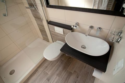 Double Room | Bathroom | Shower, towels