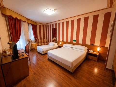 Classic Triple Room | In-room safe, desk, laptop workspace, soundproofing