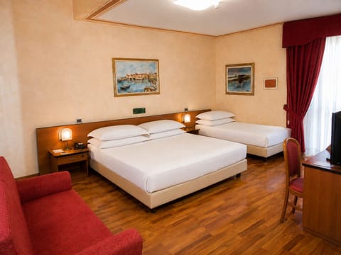 Superior Double Room | In-room safe, desk, laptop workspace, WiFi (free)