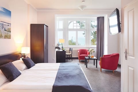 Junior suite with panoramic sea view | Hypo-allergenic bedding, in-room safe, soundproofing