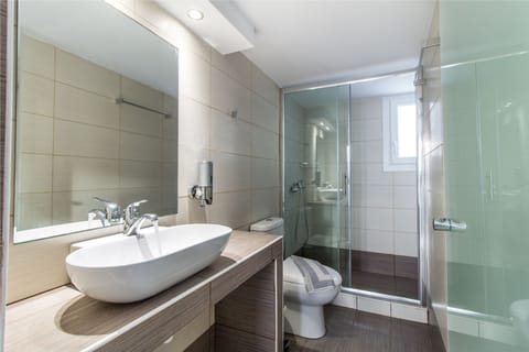 Apartment, 2 Bedrooms, Hot Tub (for 6) | Bathroom | Towels