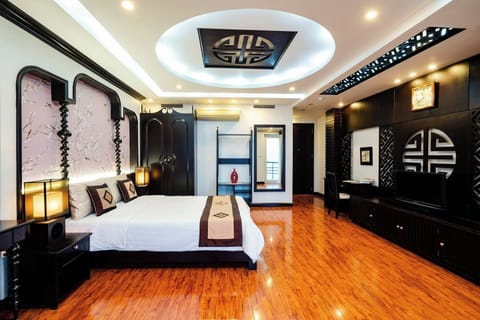 Deluxe Room, City View | Minibar, individually decorated, individually furnished, desk