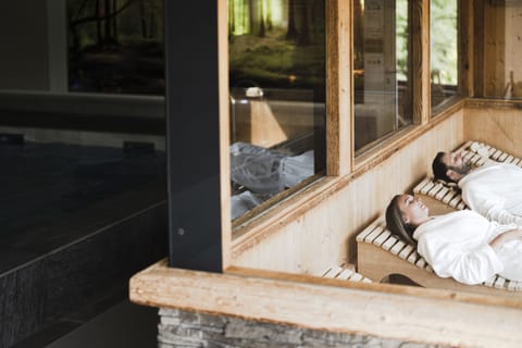 Couples treatment rooms, sauna, steam room, body treatments