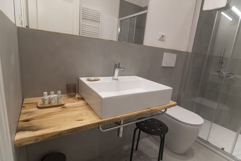 Standard Triple Room, Ensuite | Bathroom | Free toiletries, hair dryer, bidet, towels