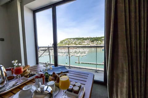 Superior Double or Twin Room, Marina View | Premium bedding, free minibar, in-room safe, blackout drapes