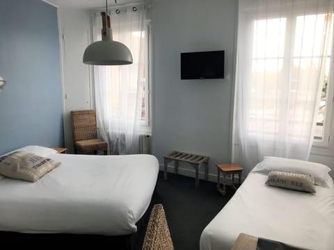 Triple Room | Individually decorated, individually furnished, desk, blackout drapes