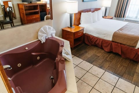 Standard Room, 1 King Bed, Non Smoking, Hot Tub | In-room safe, desk, laptop workspace, blackout drapes