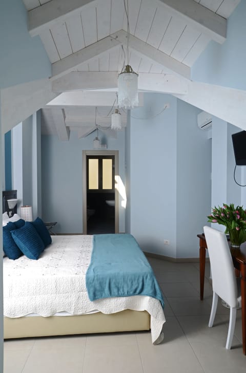 SuiteTripla | Hypo-allergenic bedding, in-room safe, desk, laptop workspace