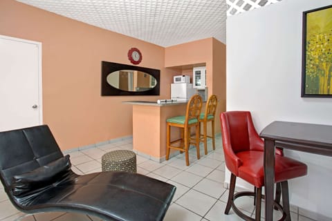 Suite, 2 Double Beds, Kitchen | Desk, blackout drapes, bed sheets