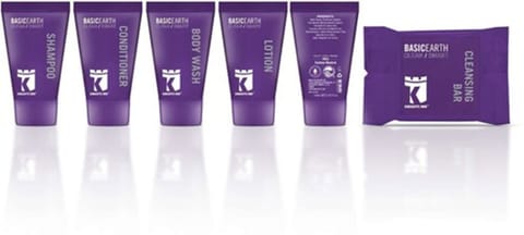 Combined shower/tub, free toiletries, towels