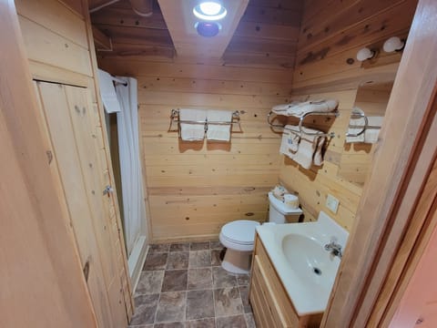 Cabin, Multiple Beds | Bathroom | Free toiletries, towels