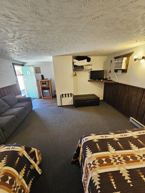 Standard Room, Multiple Beds | Free WiFi, bed sheets