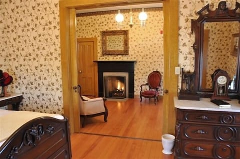 Grand Suite, 1 Bedroom, Balcony, Park View (Seeley Suite) | Living area