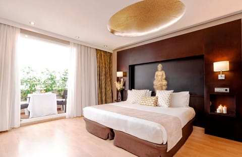 Superior Suite | Minibar, in-room safe, individually decorated, individually furnished