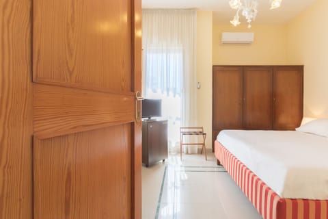 Minibar, in-room safe, desk, free WiFi