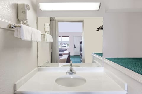 Combined shower/tub, free toiletries, towels