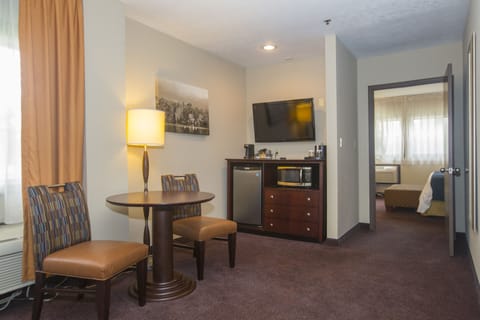 King Suite | Desk, blackout drapes, iron/ironing board, free WiFi