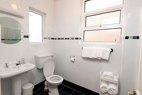 Family Quadruple Room, Ensuite | Individually decorated, individually furnished, iron/ironing board