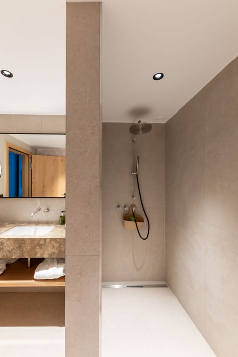 Shower, hair dryer, bathrobes, slippers