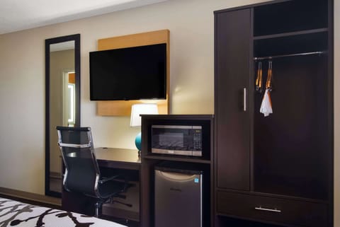 Standard Room, 1 Queen Bed, Non Smoking | In-room safe, desk, iron/ironing board, free cribs/infant beds