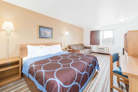 Studio Suite, 1 King Bed, Non Smoking | In-room safe, desk, blackout drapes, iron/ironing board