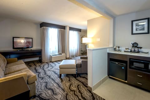 Premium bedding, in-room safe, blackout drapes, iron/ironing board