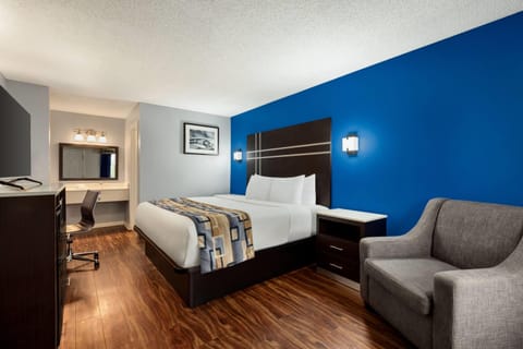 Standard Room, 1 King Bed, Non Smoking | Desk, iron/ironing board, free WiFi, bed sheets