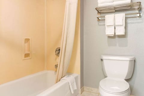 Combined shower/tub, hydromassage showerhead, free toiletries