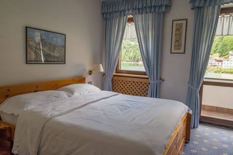 Minibar, in-room safe, desk, free WiFi