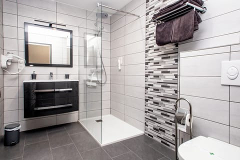 Superior Double Room | Bathroom | Hair dryer, towels, soap, shampoo