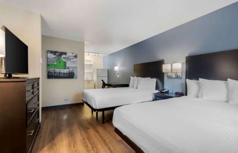 Studio, 2 Double Beds, Non Smoking | Desk, iron/ironing board, WiFi (free), bed sheets