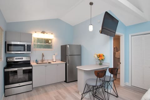 Cottage 2 | Private kitchen | Microwave, paper towels