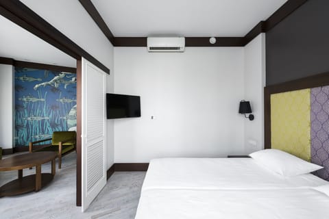 Exclusive Suite, 1 Bedroom, Non Smoking | Desk, soundproofing, iron/ironing board, free cribs/infant beds