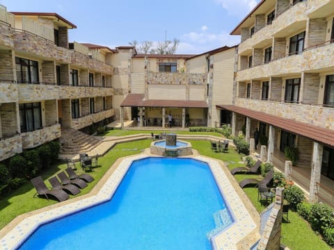 Outdoor pool, free cabanas, sun loungers
