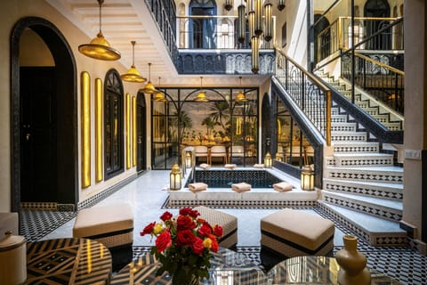 Maison privatisée Black Pearl | Living area | 32-inch flat-screen TV with satellite channels, TV, pay movies