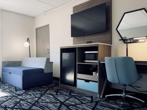 Deluxe Room, 1 King Bed, Non Smoking | Premium bedding, desk, laptop workspace, iron/ironing board