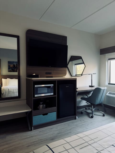 Room, 1 King Bed, Mobility Accessible, Non Smoking (Bathtub w/ Grab Bars) | Premium bedding, desk, laptop workspace, iron/ironing board