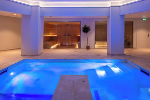 Couples treatment rooms, sauna, hot tub, steam room, body treatments