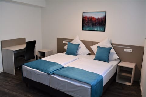 Standard Triple Room | Desk, laptop workspace, soundproofing, free WiFi