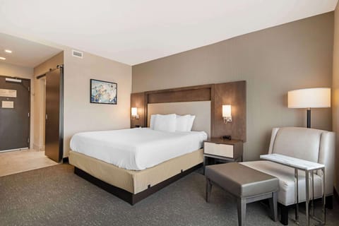 Desk, laptop workspace, iron/ironing board, free WiFi