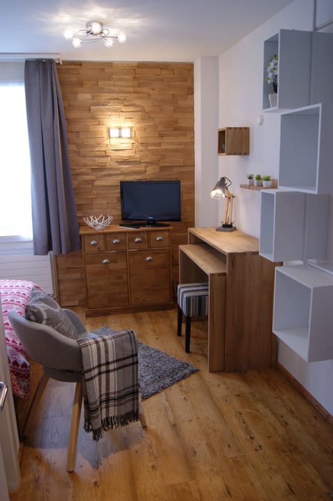 Single Room, 1 Large Twin Bed | Down comforters, minibar, in-room safe, individually decorated