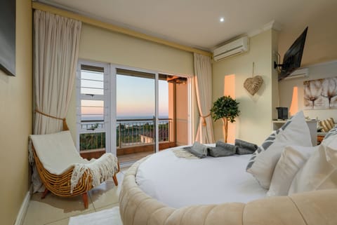 Honeymoon Suite, 1 King Bed, Bathtub, Sea View | In-room safe, blackout drapes, free WiFi, bed sheets