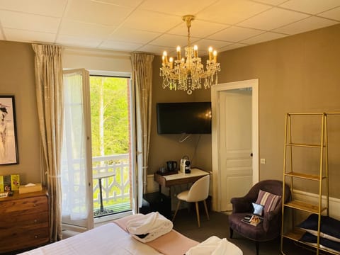 Deluxe Room | Soundproofing, iron/ironing board, free WiFi, bed sheets