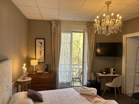 Deluxe Room | Soundproofing, iron/ironing board, free WiFi, bed sheets