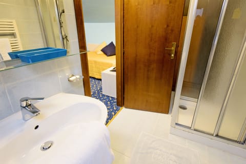 Attic Twin Room with spiral staircase | Bathroom | Shower, free toiletries, hair dryer, bidet