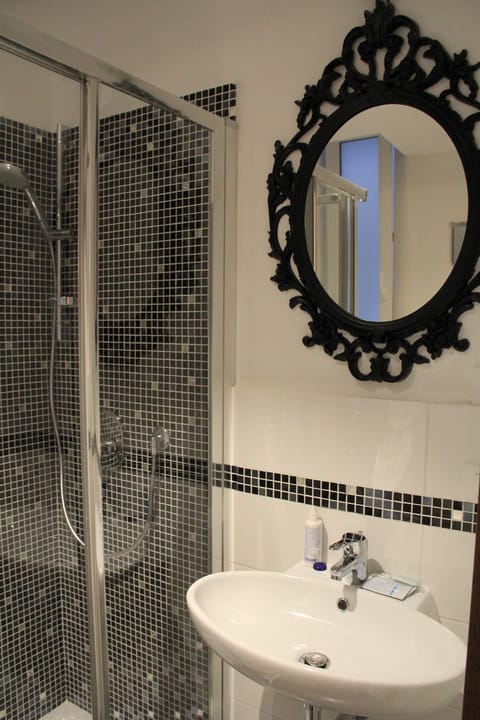 Double Room, Private Bathroom | Bathroom | Shower, hydromassage showerhead, free toiletries, hair dryer