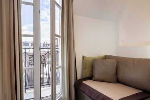 Chambre triple vue tour eiffel | In-room safe, desk, soundproofing, free WiFi