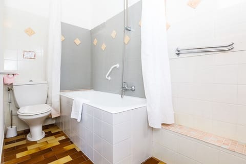 Superior Double Room | Bathroom | Free toiletries, hair dryer, towels